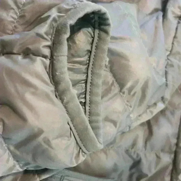 Uniqlo packable Grey Puffy Zip up coat size Medium - Picture 8 of 11